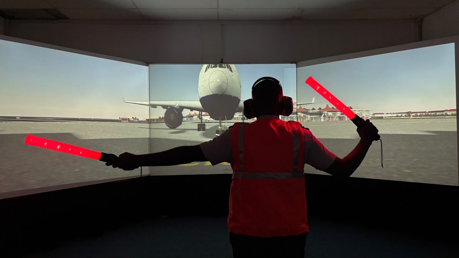 Praktik Pemanduan Parkir Pesawat/Aircraft Marshalling Training (AMT) Simulator
